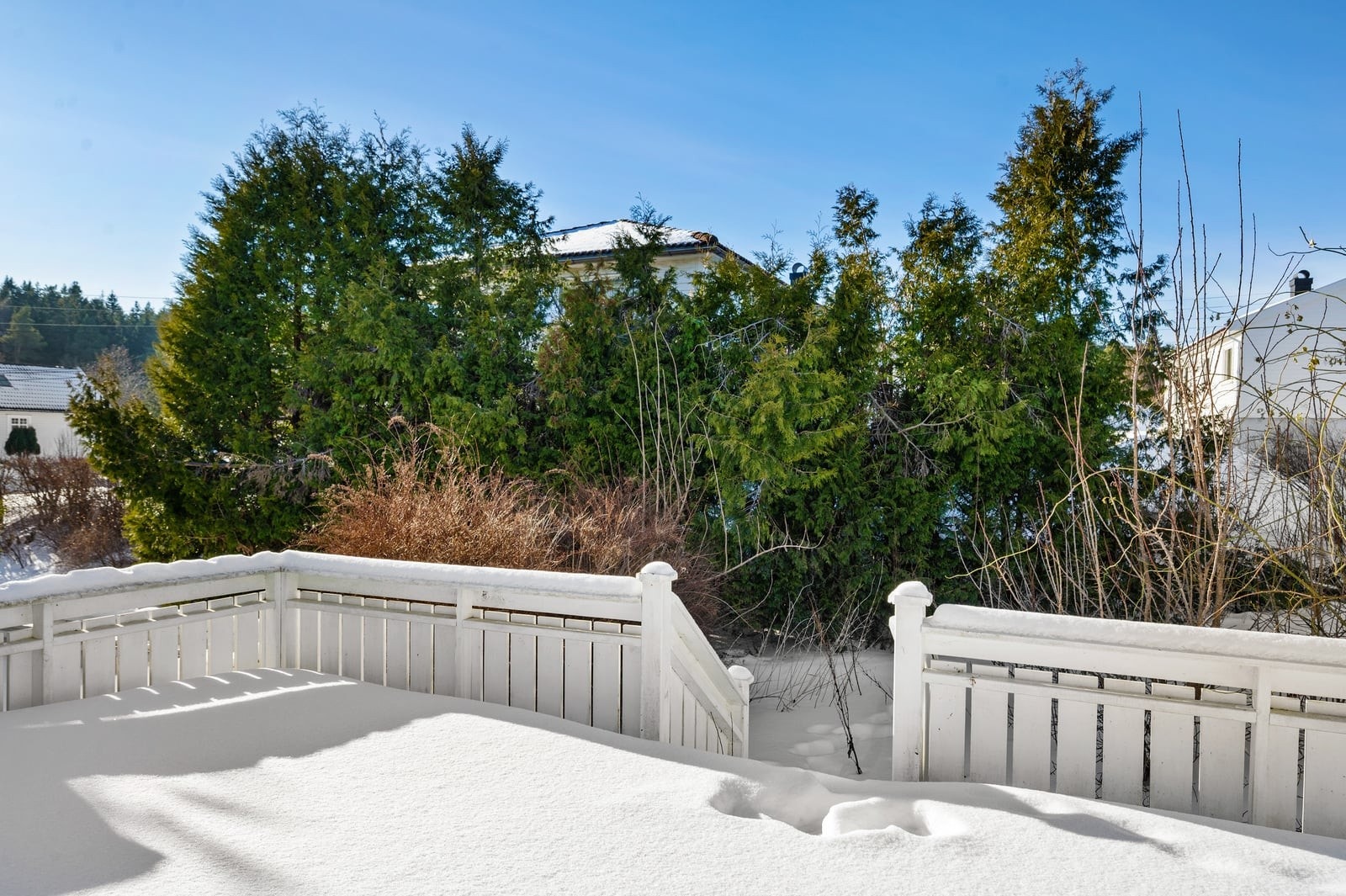 Solrik, usjenert veranda med trapp ned til privat hage Galleribilde