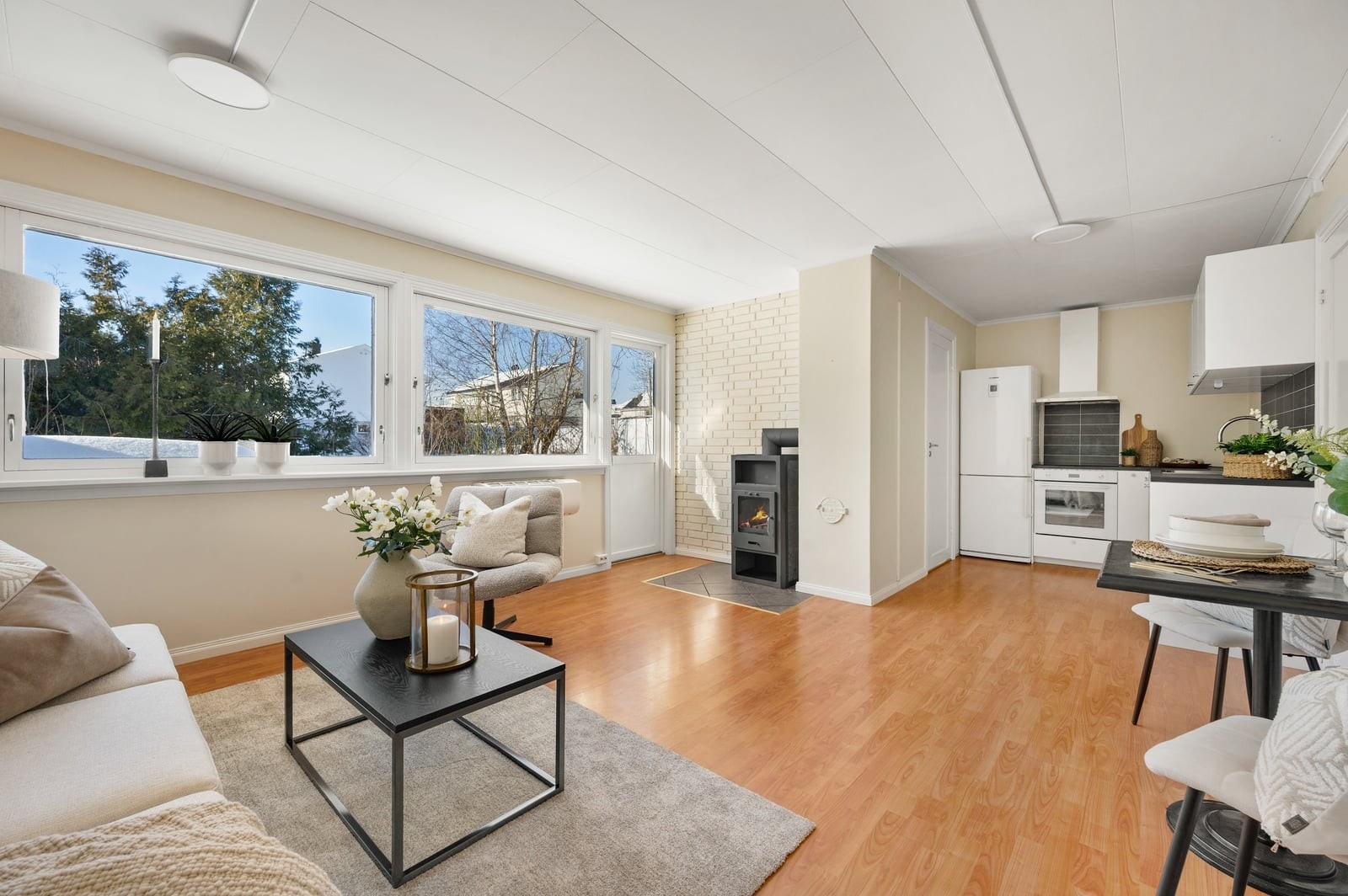 Lys og luftig rekkehus med alt på en flate Galleribilde