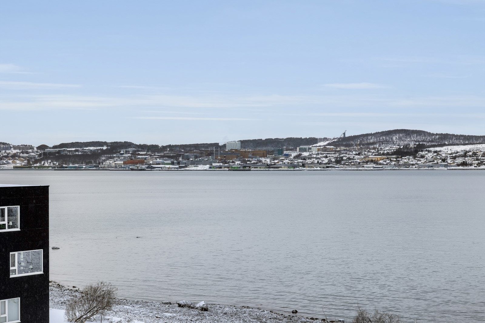 Ligger sentralt plassert i Kroken, på nedsiden av hovedveg ved Kroken kirke. Kort veg til havet, butikk, bibliotek, idrettshall, legekontor, frisør, kiosk, skitrekk, bensinstasjon og bussholdeplass. Galleribilde