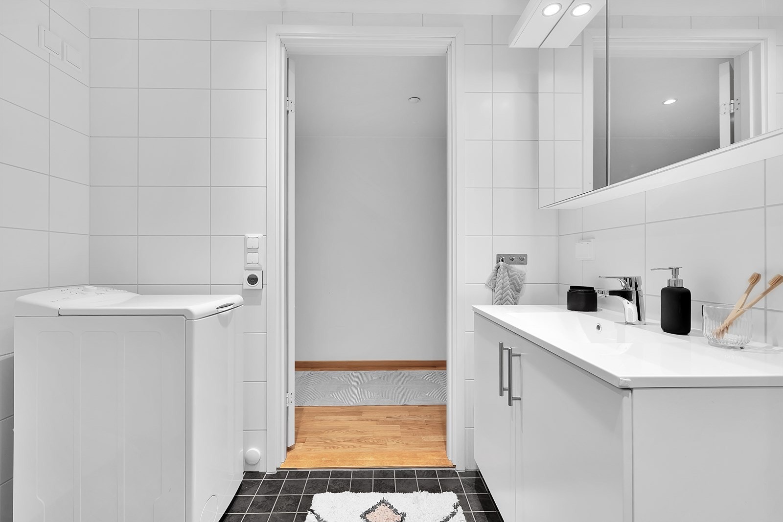 Rommet har innredning med nedfelt servant, veggmontert toalett,
dusjvegger/hjørne og opplegg for vaskemaskin. Overskap med speil
og lys. Tilkoblet balansert ventilasjon. Galleribilde