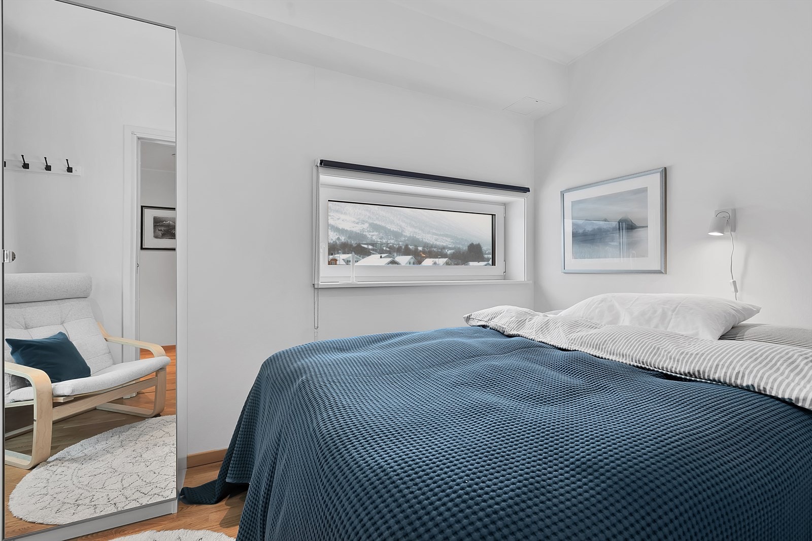 Romslig soverom med god plass til dobbeltseng og tilhørende møblement. Galleribilde