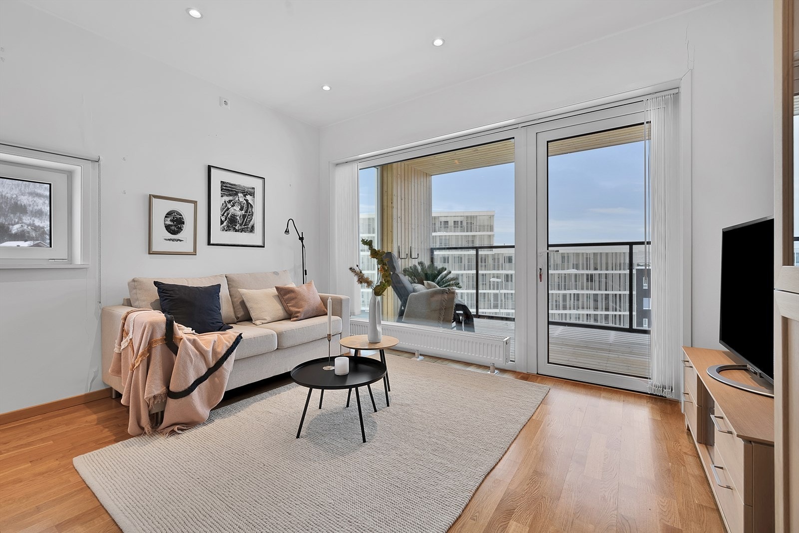 Innbydende, trivelig og moderne 2-roms leilighet beliggende i øverste etasje. God planløsning og smarte løsninger. Leiligheten har sørvestvendte solforhold på privat overbygd veranda. Garasjeplass i underetasjen. Galleribilde