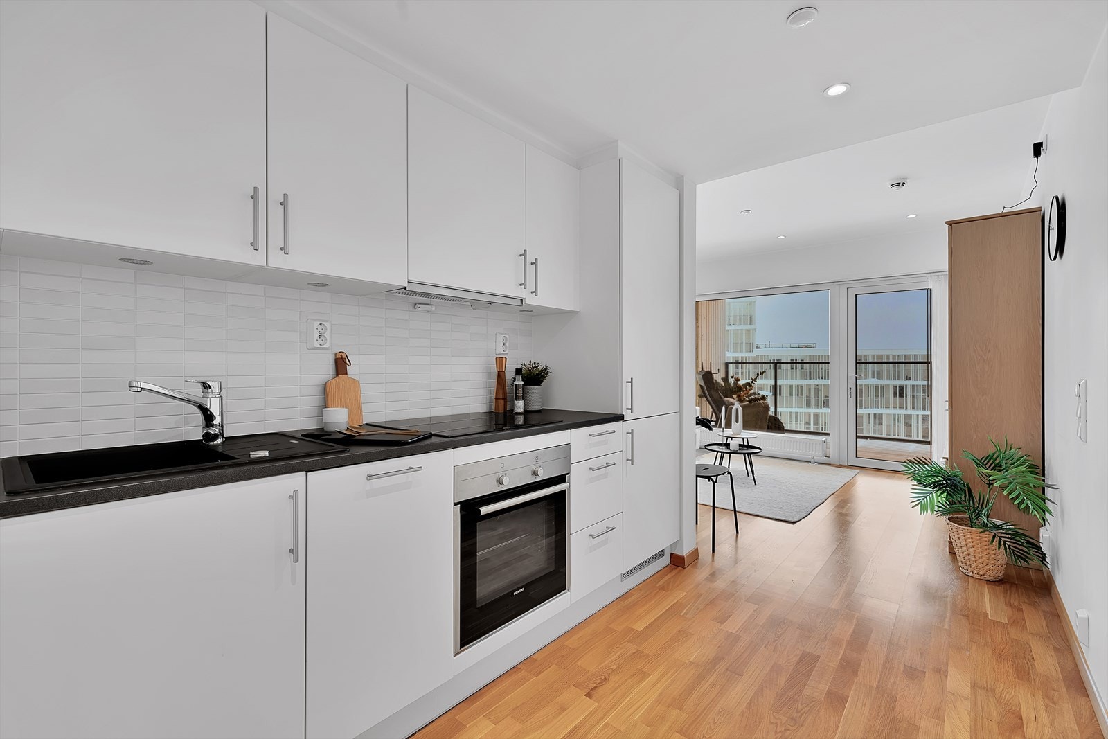 Godt med skap og benkeplass. Galleribilde