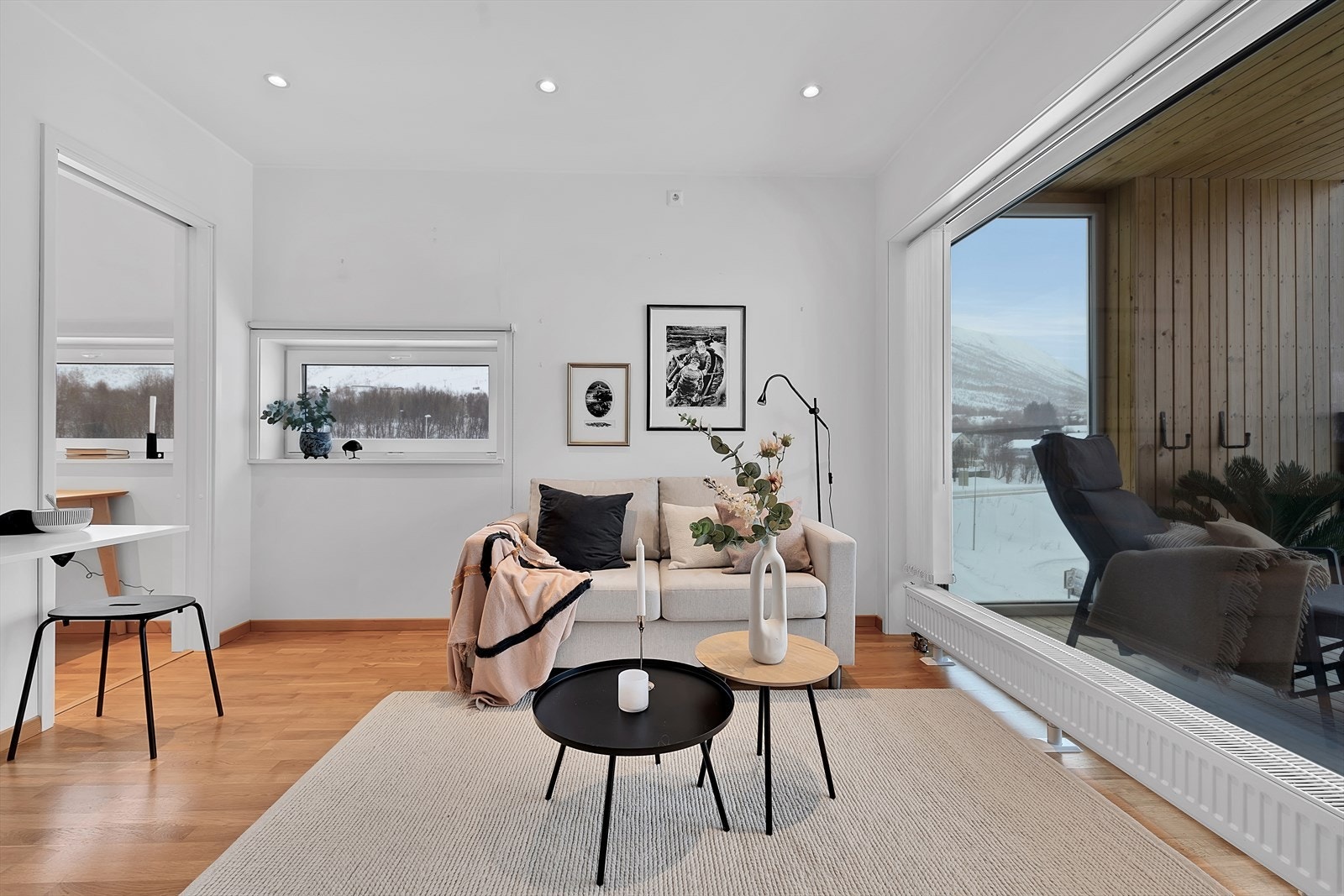 Store vindusflater gir mye naturlig lysinnslipp. Galleribilde