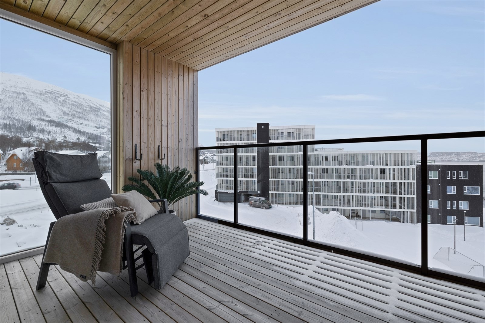 Fra den overbygde balkongen kan man nyte den fine utsikten og godværsdagene. Galleribilde