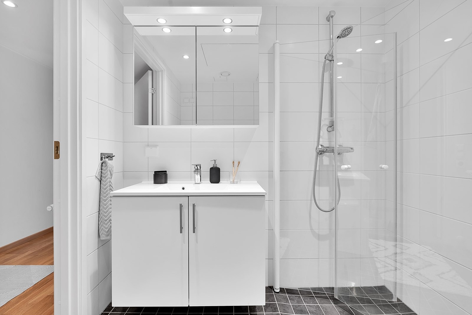 Dusjnisje med innfellbare glassdører. Galleribilde