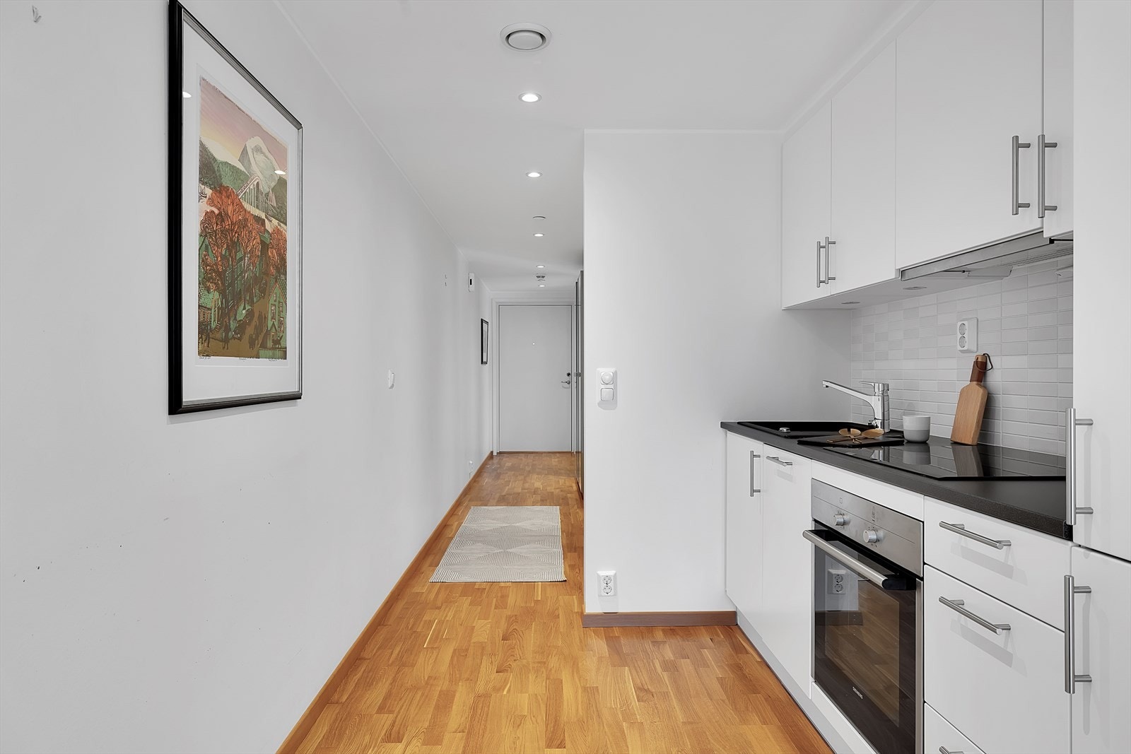 Moderne kjøkken med integrerte hvitevarer. Galleribilde