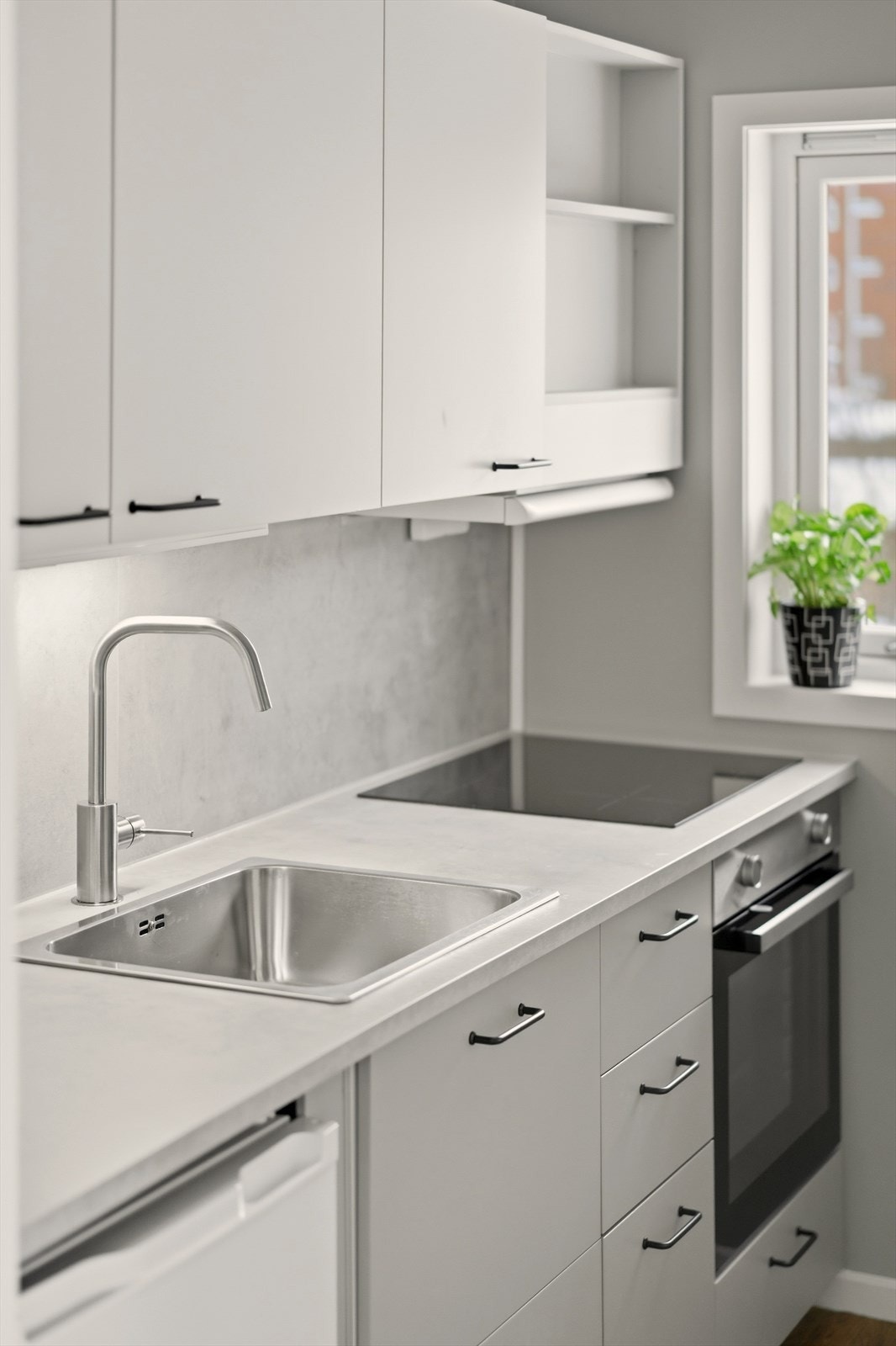 Det er også ny oppvaskkum og nytt kjøleskap. Det er kjøkkenventilator med kullfilter over platetopp. Galleribilde