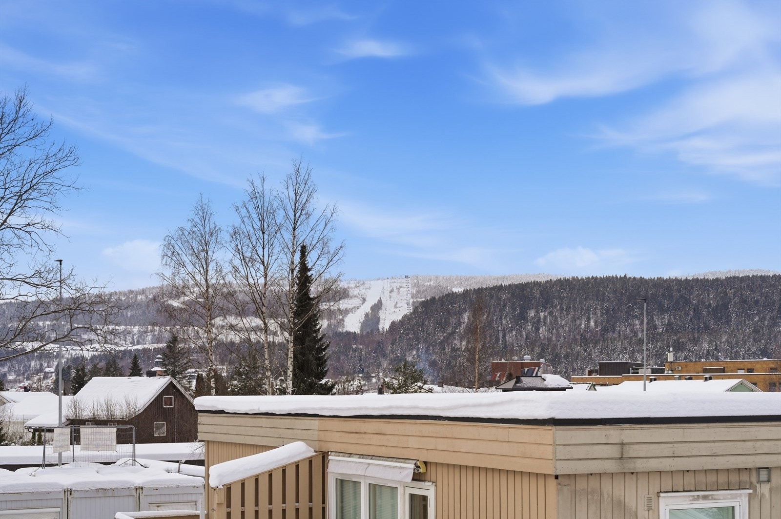 Sentrumsnær leilighet med gode solforhold og flott utsikt. Galleribilde