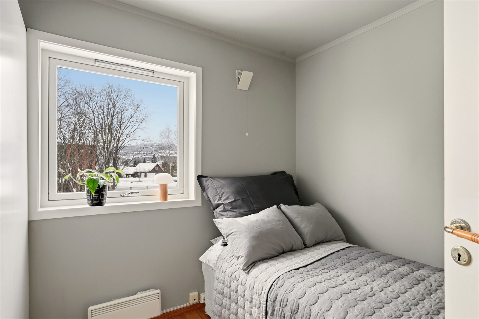 Soverommet har en fin størrelse og det er garderobe på hele den ene veggen. Galleribilde