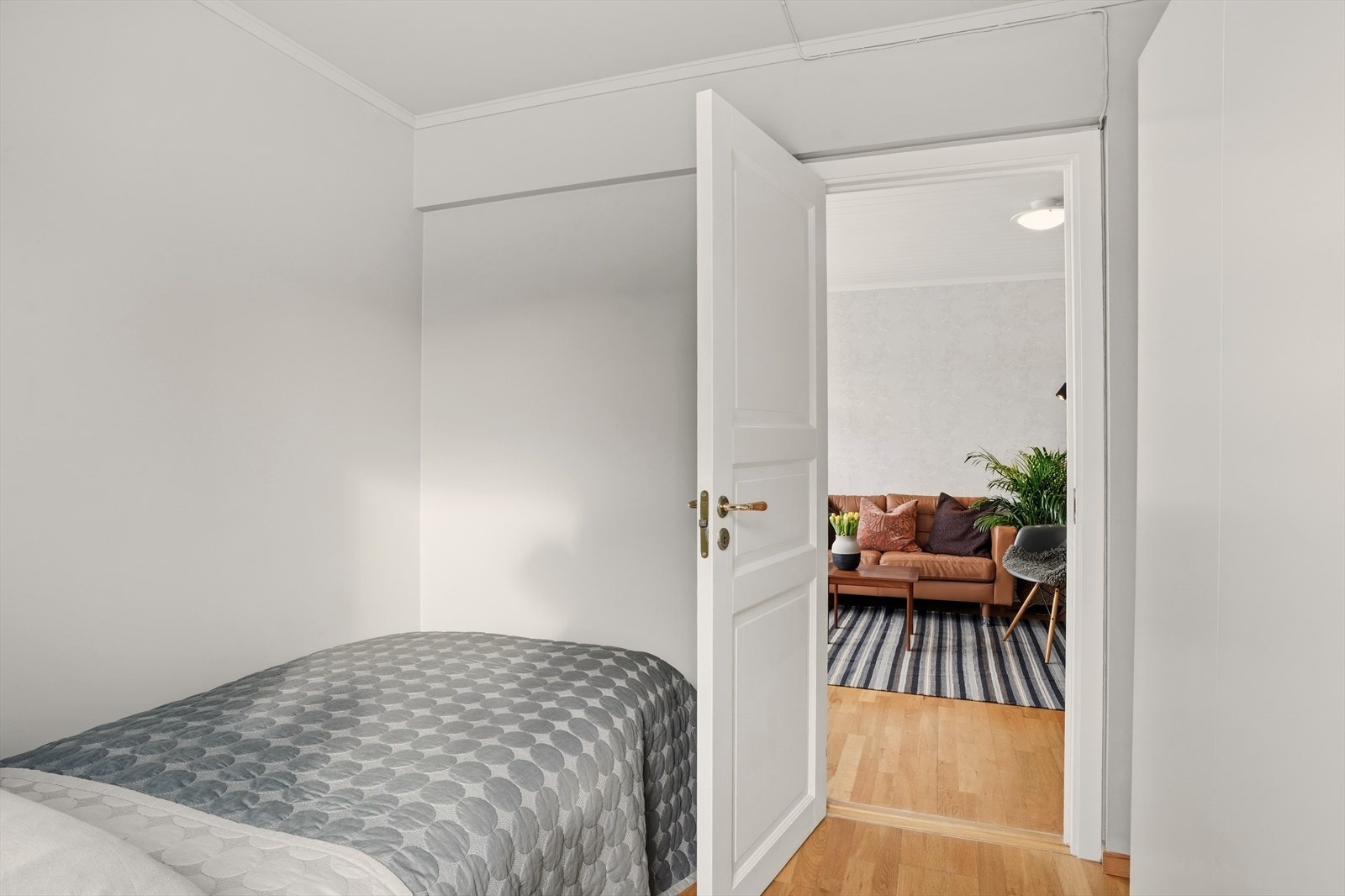 Det er plass til seng og nattbord. Galleribilde