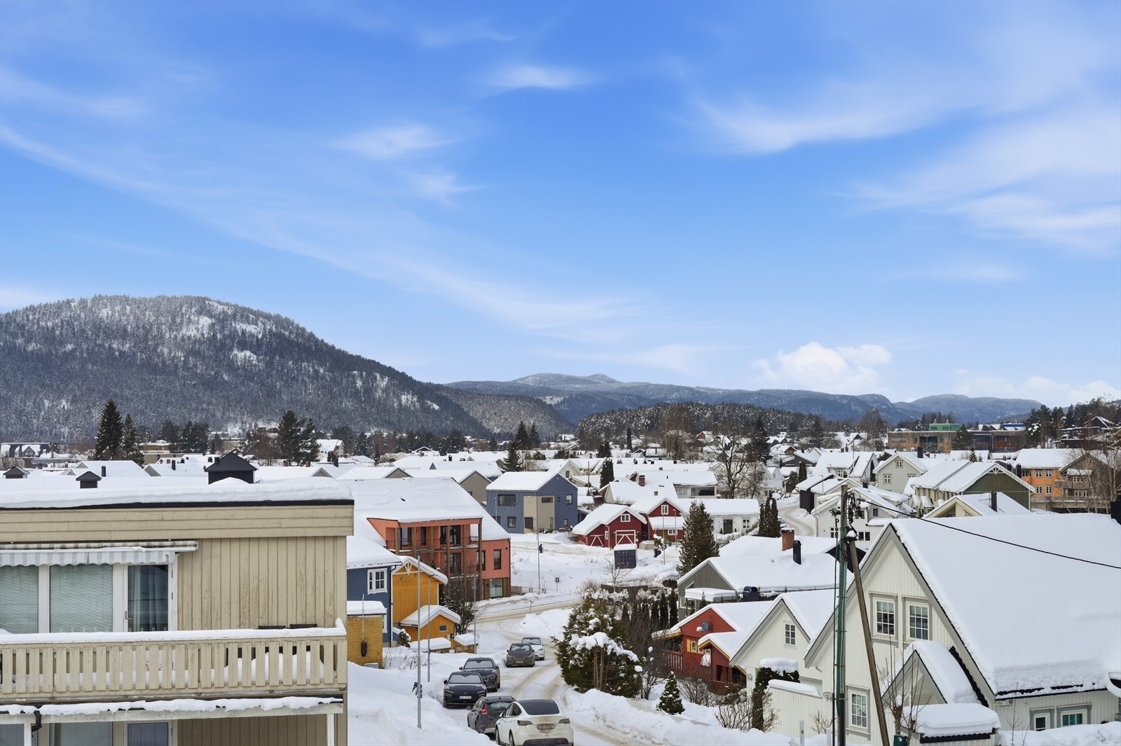 Leiligheten ligger på Ullandløkka, et etablert boområde som har kort vei til alle sentrums fasiliteter og kollektivknutepunkt. Galleribilde