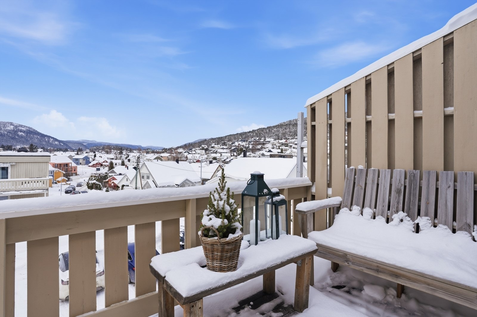 Fra den nordvestvendt balkongen har man en flott utsikt både oppover mot Numedal og mot Funkelia. Galleribilde