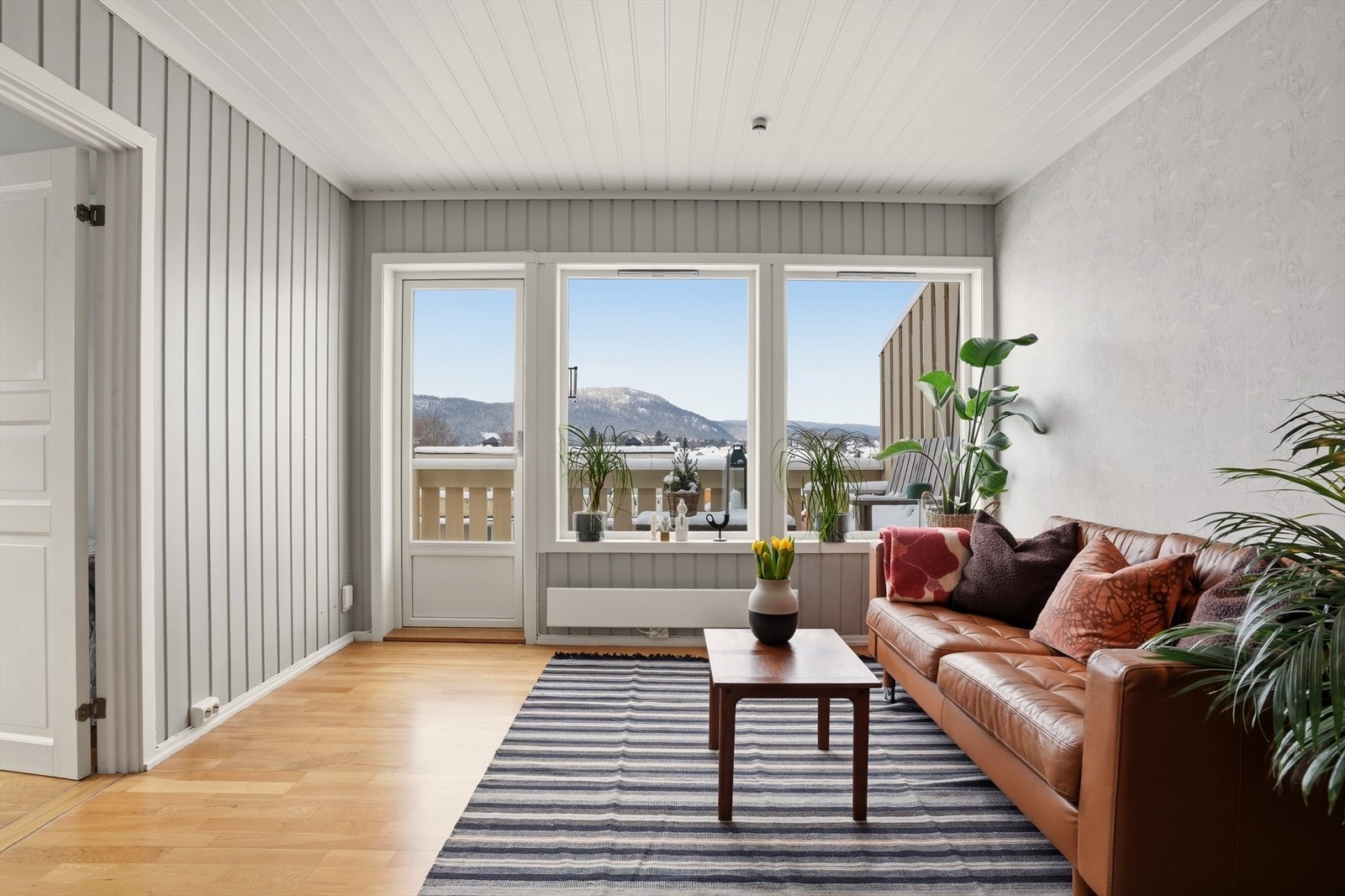 De fleste av overflatene i leiligheten er nylig malt, og leiligheten fremstår lys og trivelig. Galleribilde