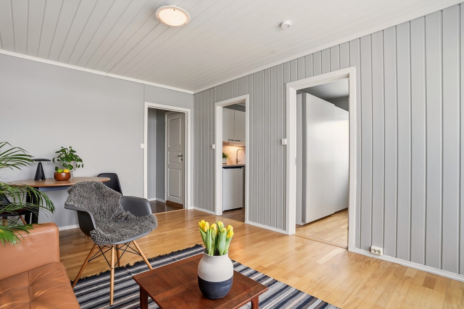 Fra stuen er det inngang til soverom, kjøkken og gang. Galleribilde