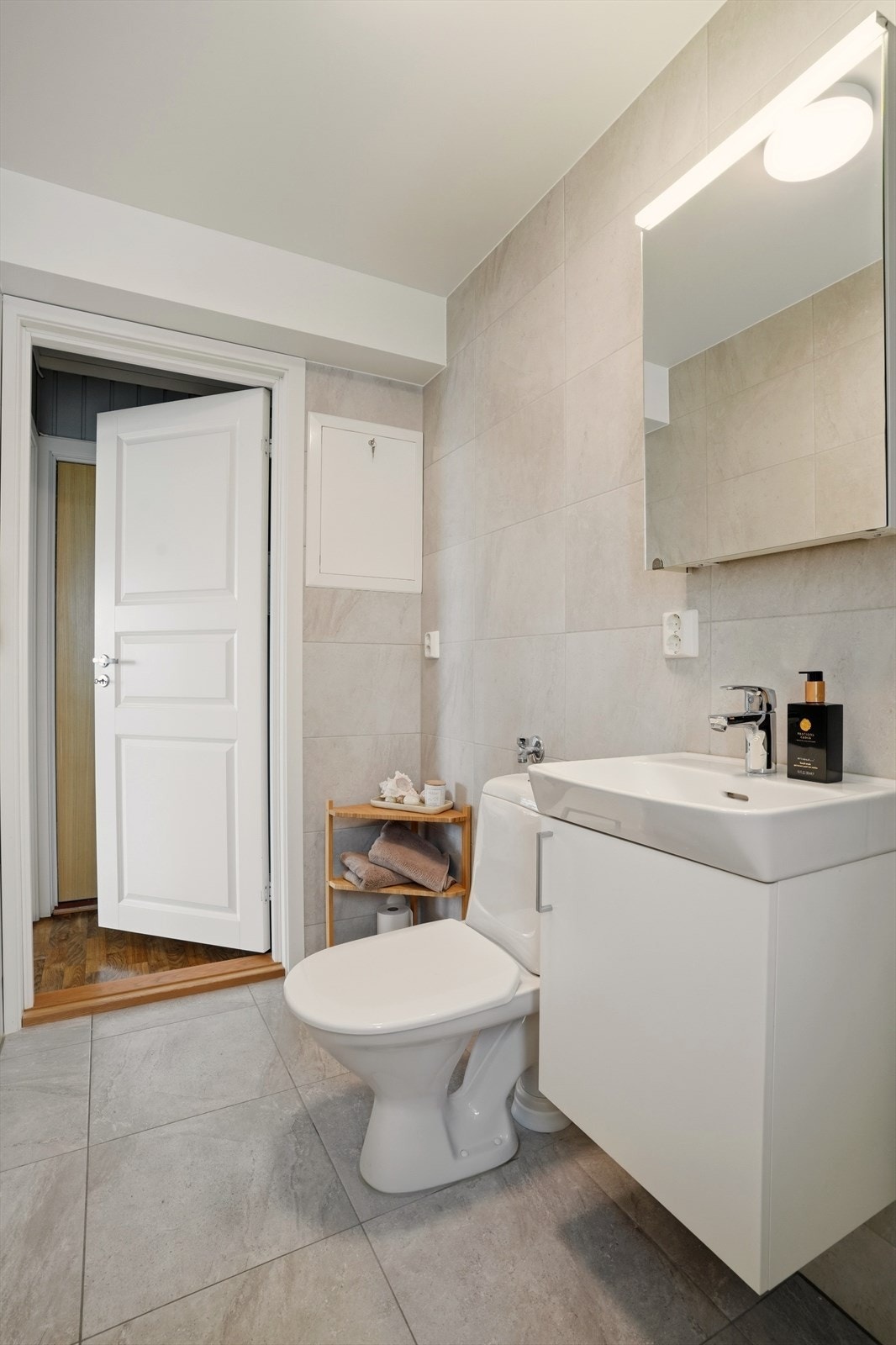 Det er lyse store fliser på gulv og vegger. Galleribilde