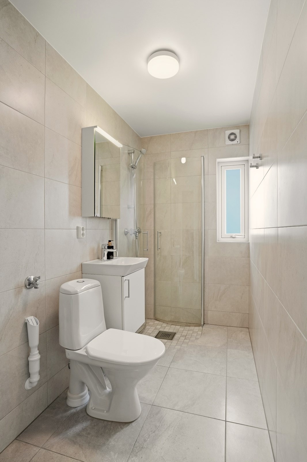 Badet ble pusset opp i regi av borettslaget i 2019. Det er fliser på gulv og vegger, og det er elektrisk gulvvarme. Badet inneholder innredning med servant, toalett og dusjhjørne med glassvegger. Galleribilde