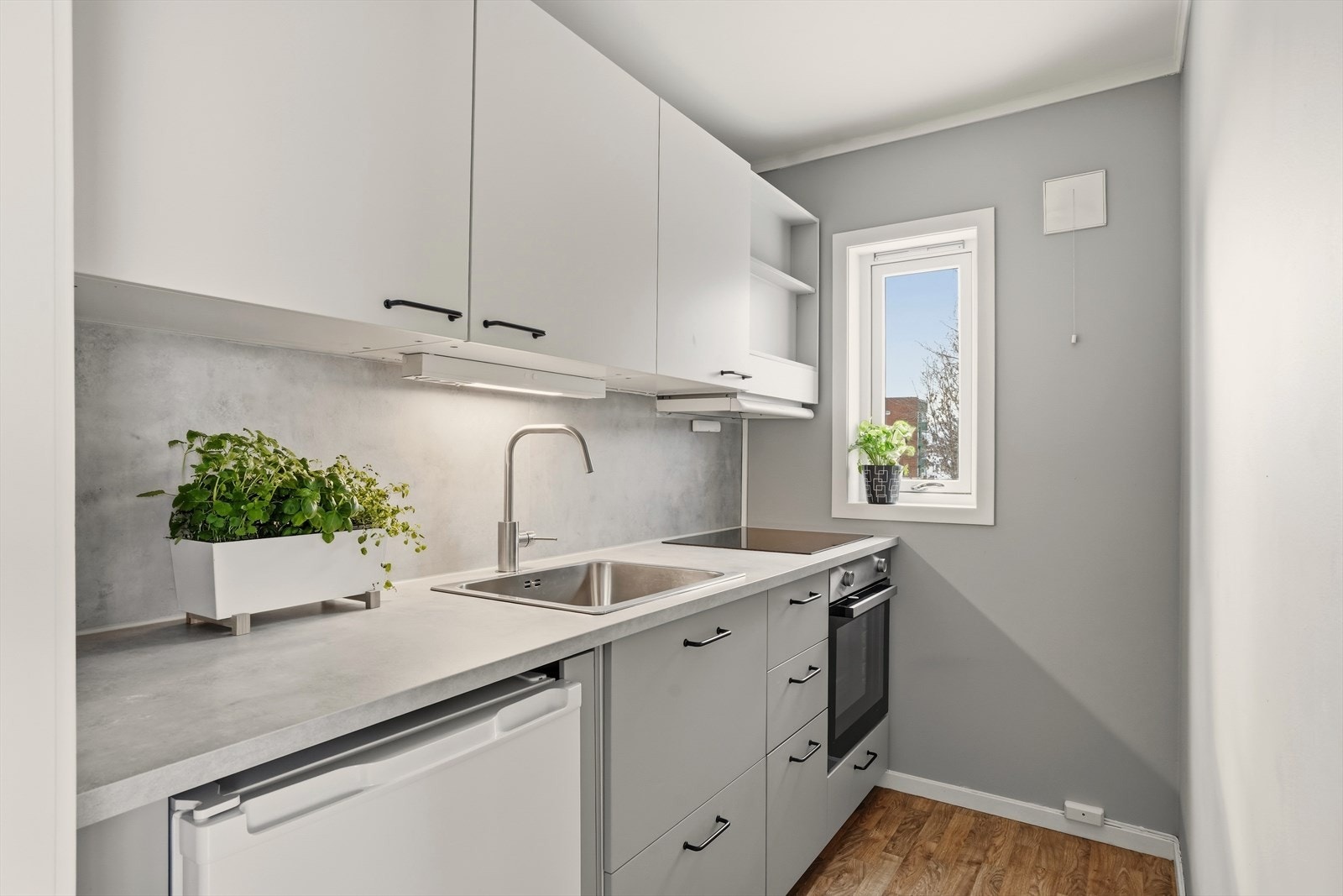 Leiligheten har eget kjøkken som ble pusset opp i 2026. Det er satt inn ny kjøkkenbenk og benkeplate, samt integrert stekeovn og nedfelt platetopp. Galleribilde