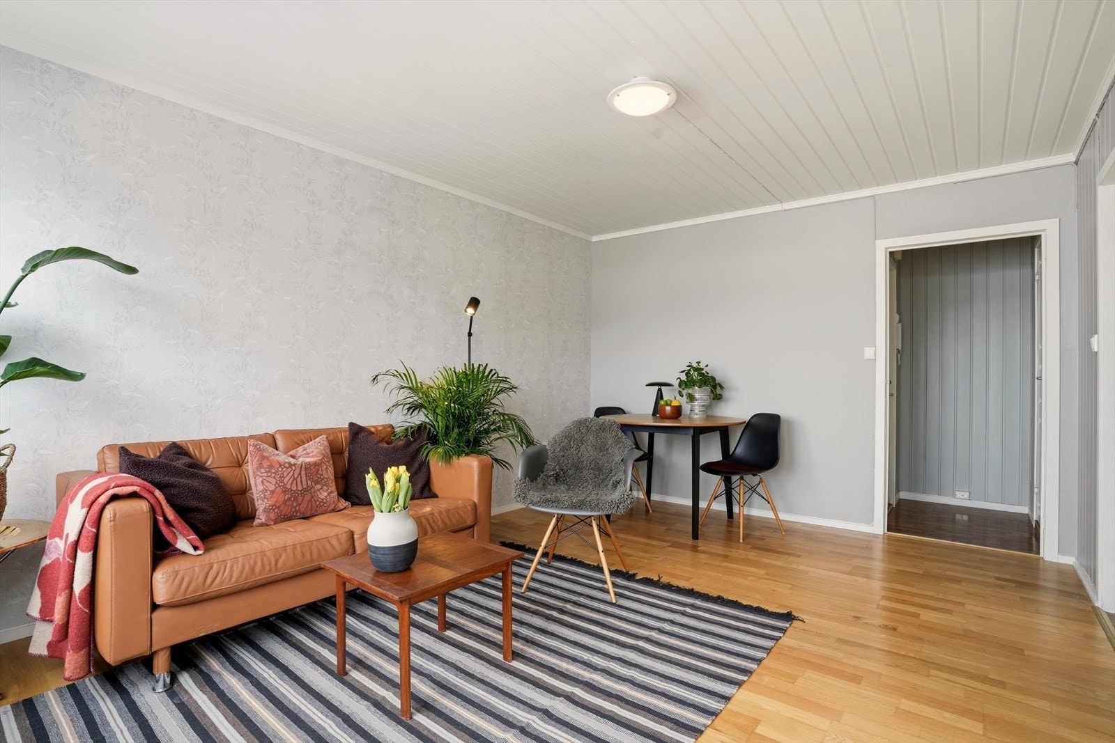 Her er det plass til sofa og bord, et lite hyggelig spisebord er det plass til . Galleribilde