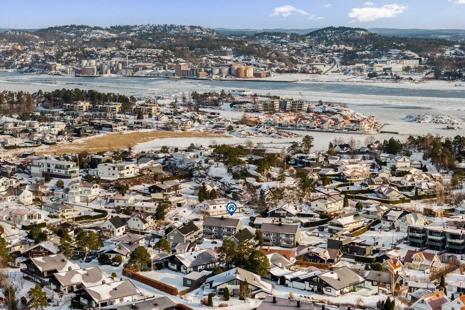 Lofterød ligger på vestsiden av Sandefjordsfjorden og er et svært attraktivt boligområde. Området er kjent for sitt rolige og barnevennlige bomiljø, med gangavstand til strender og turområder. Galleribilde