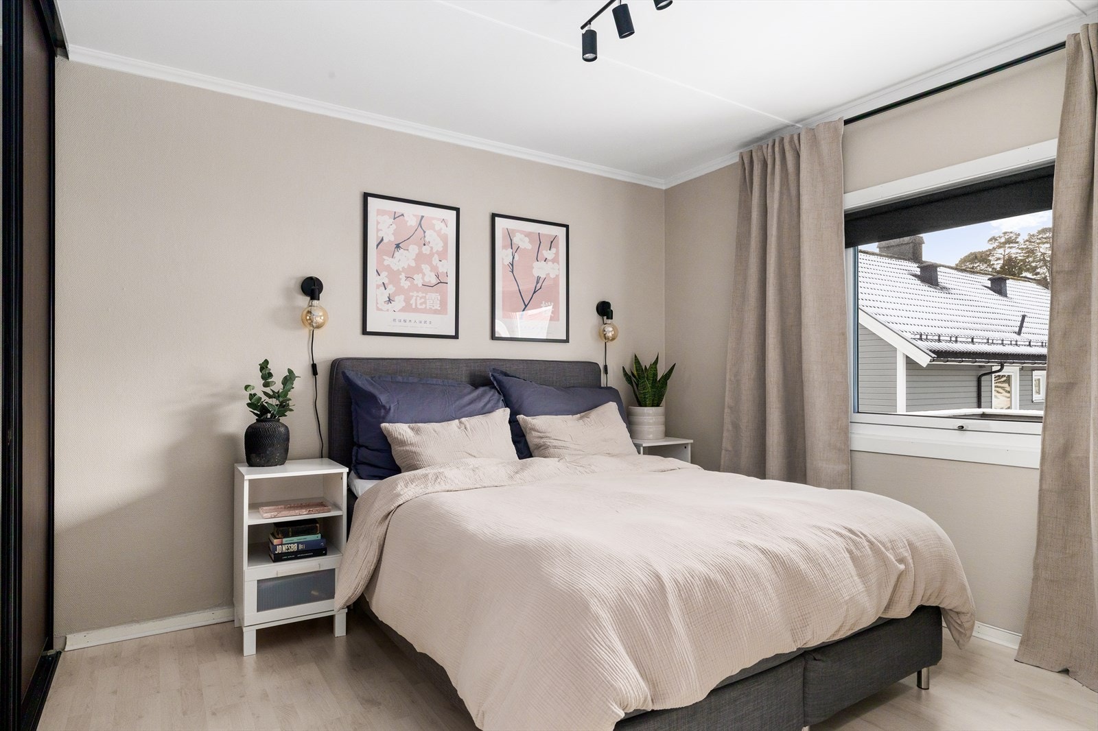 Hovedsoverom med god plass og fine, duse farger som skaper en rolig atmosfære. Galleribilde