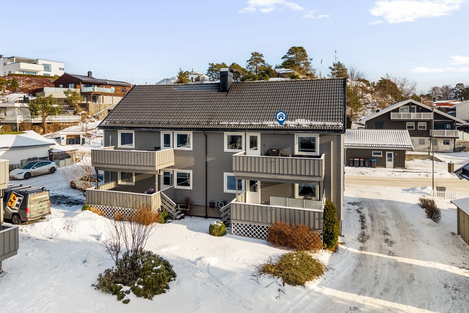 Lys og trivelig 3-roms. Solrik balkong med sjøgløtt. Vedovn, to boder, fast parkering og elbillader i attraktivt område. Fotograf: Karl Fillip Kronstad. Galleribilde