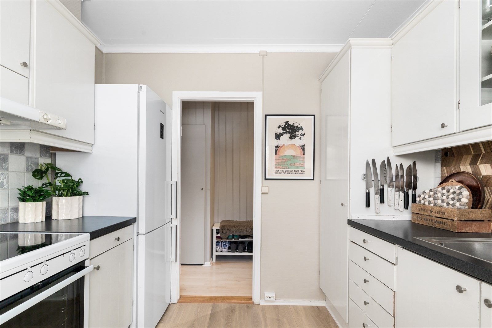 Her er det plass til det meste av hvitevarer, praktisk løst for en effektiv hverdag Galleribilde