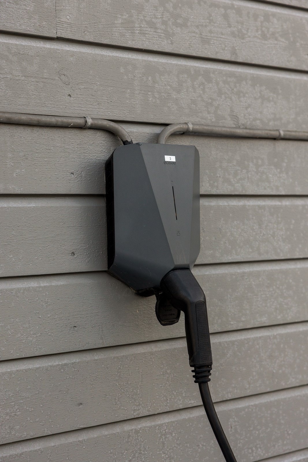 Elbil-ladeboks følger med parkeringsplassen. Galleribilde