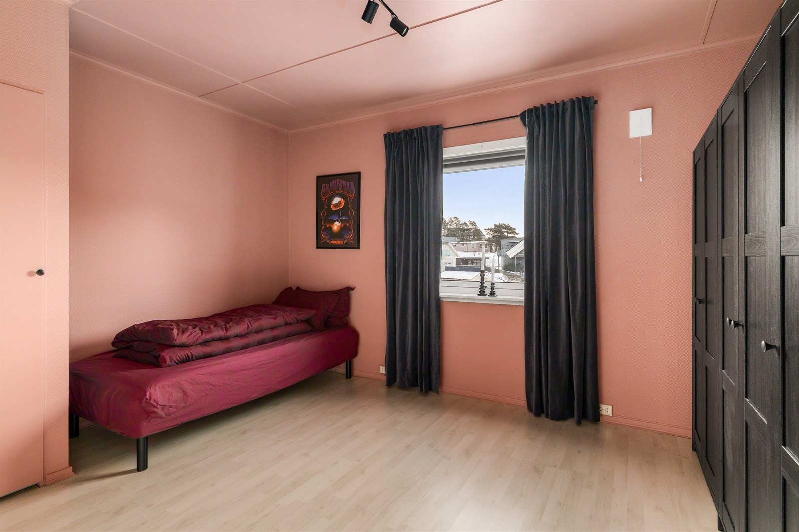 Soverom nr.?2 i friske farger, med godt med skapplass også her. Galleribilde