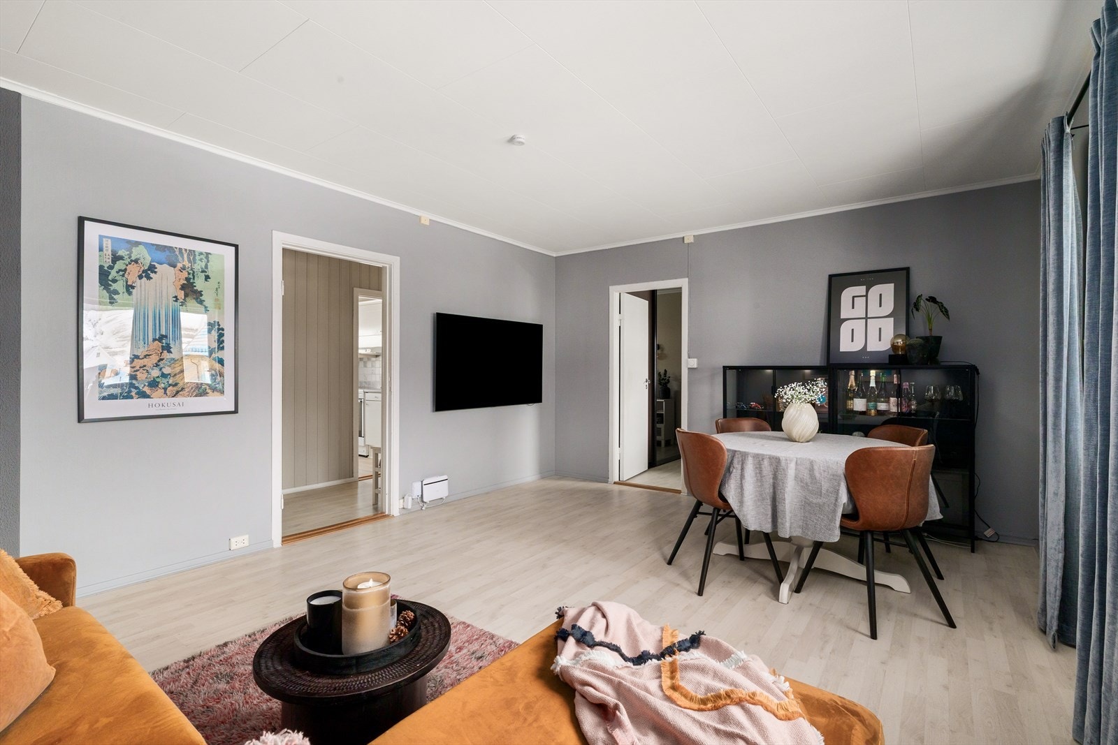 Stuen er smart utformet med god plass til både salonggruppe og spisegruppe. Galleribilde