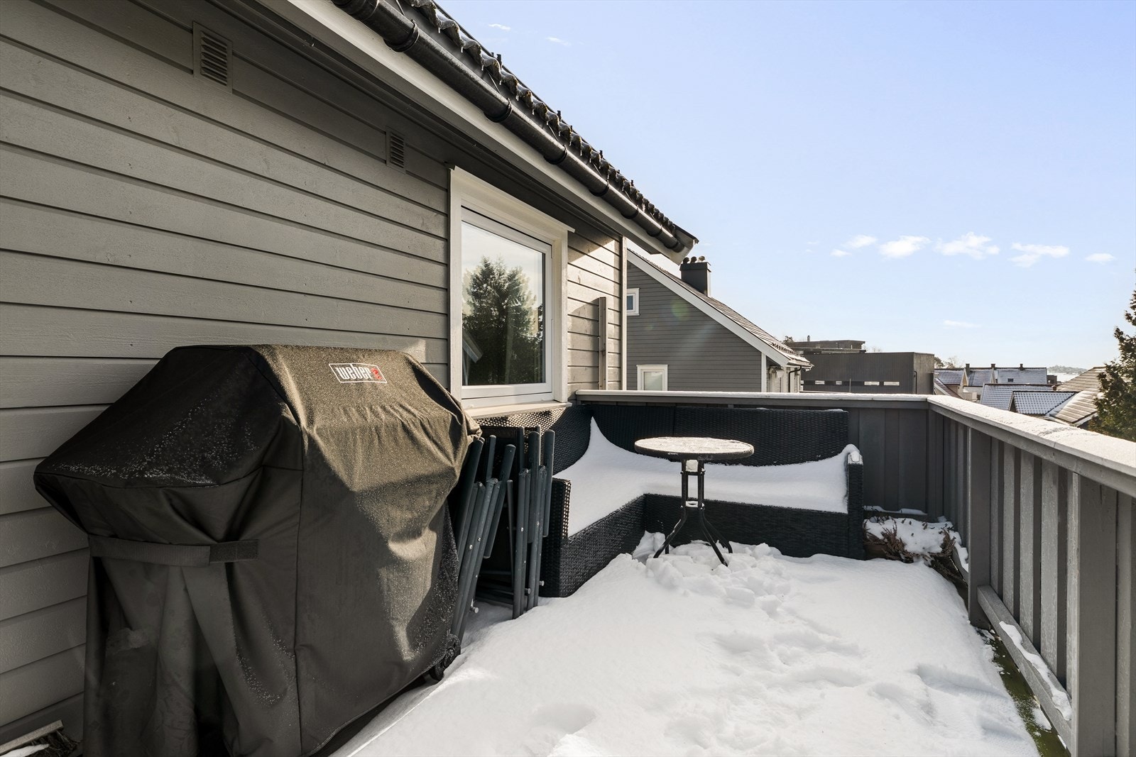 Romslig og solrik balkong med gode solforhold gjennom store deler av dagen. Galleribilde
