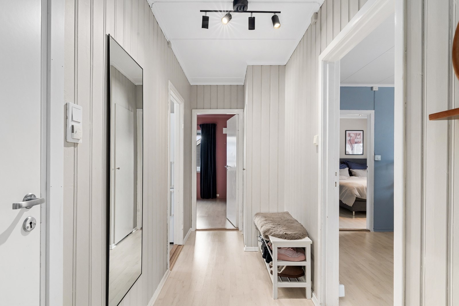 Lys og funksjonell entré som binder leilighetens rom på en naturlig og praktisk måte. Galleribilde