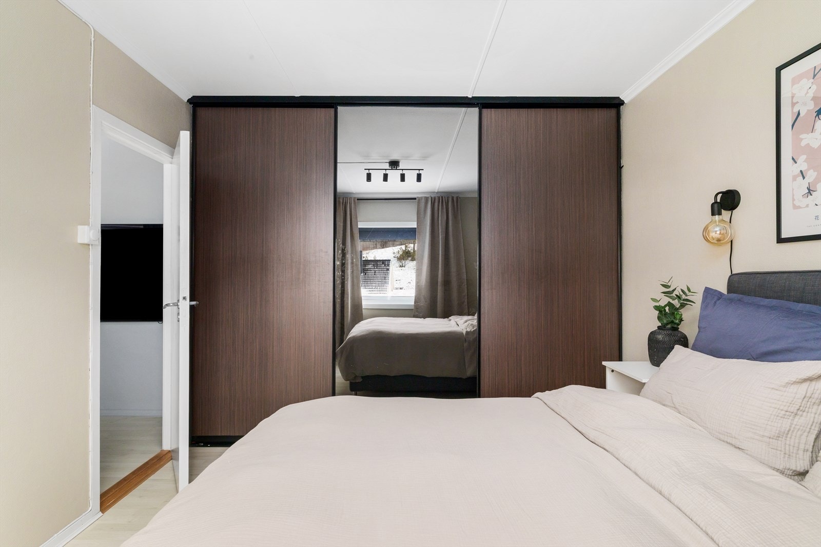 Stor skyvedørsgarderobe som gir god oppbevaringsplass. Galleribilde