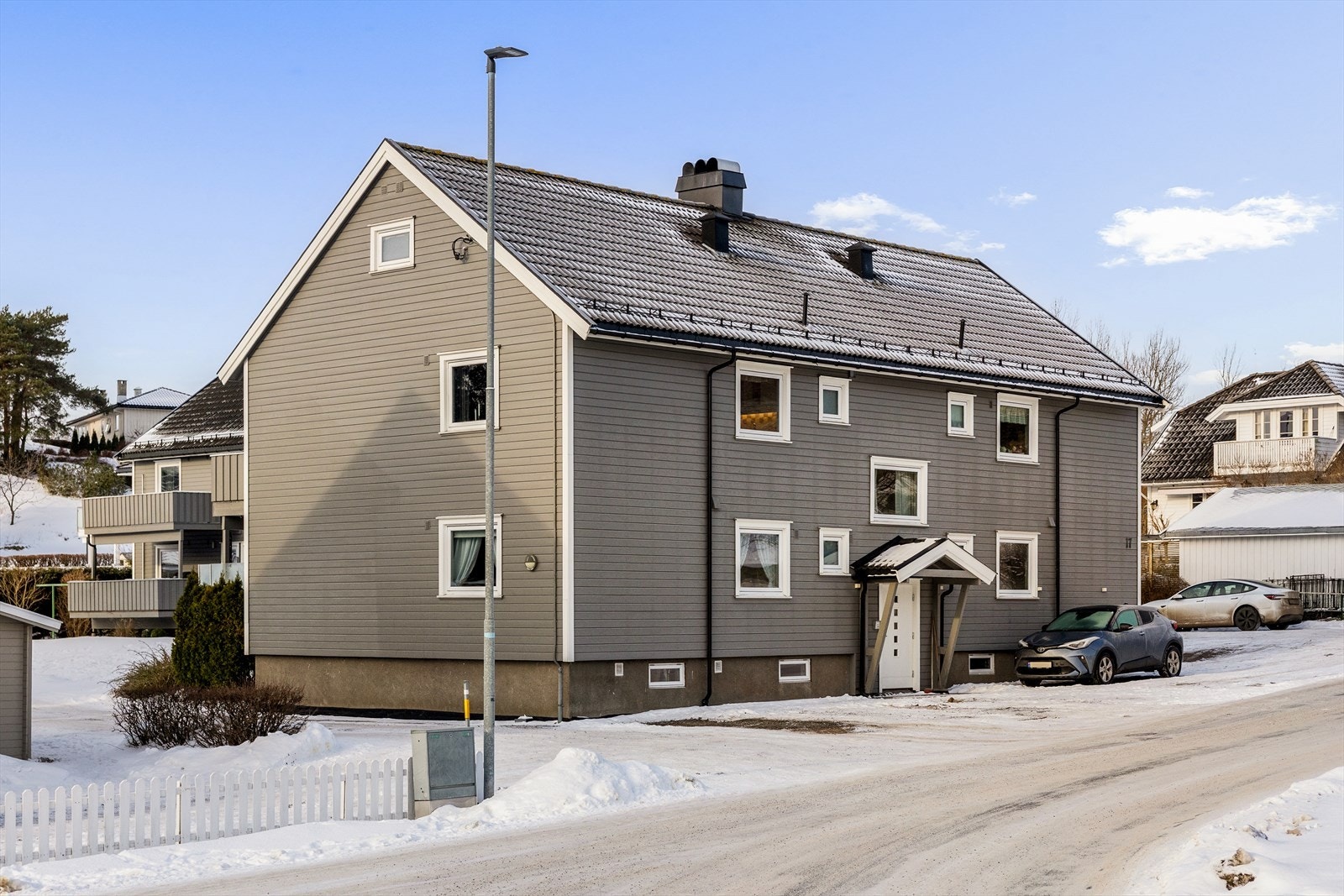 Veldrevet borettslag. Fasder og vinduer ble byttet i 2012. Galleribilde