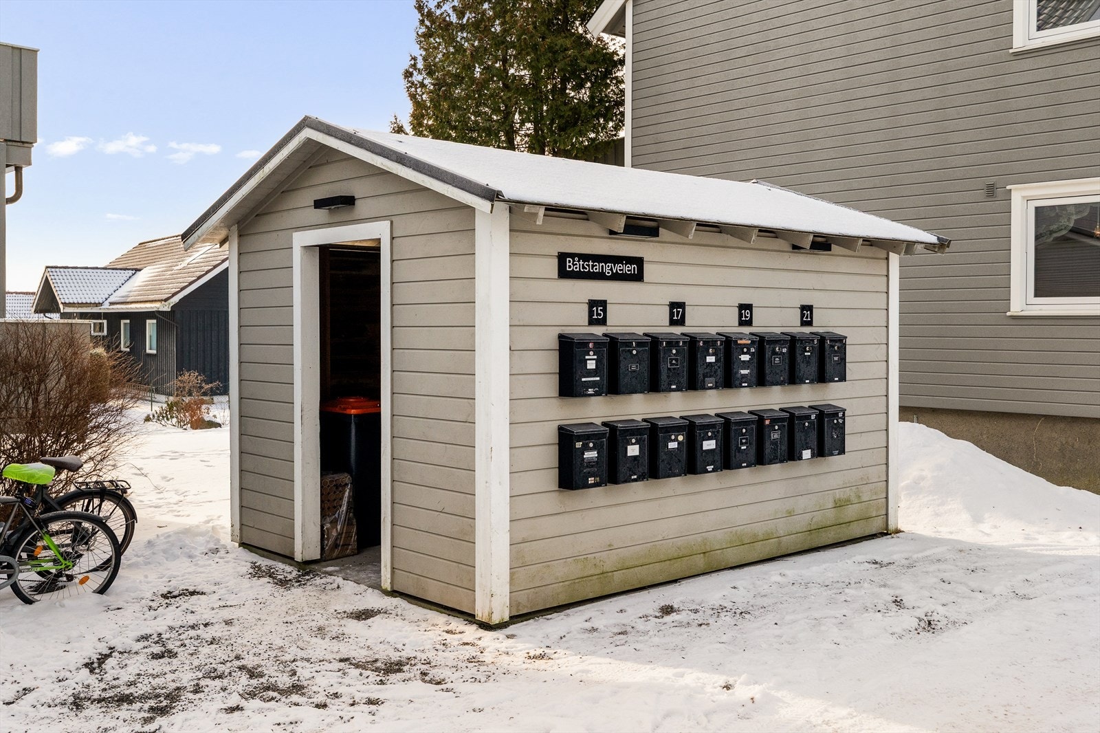 Søppelrom og praktisk postkassestativ i nærheten av inngangen. Galleribilde