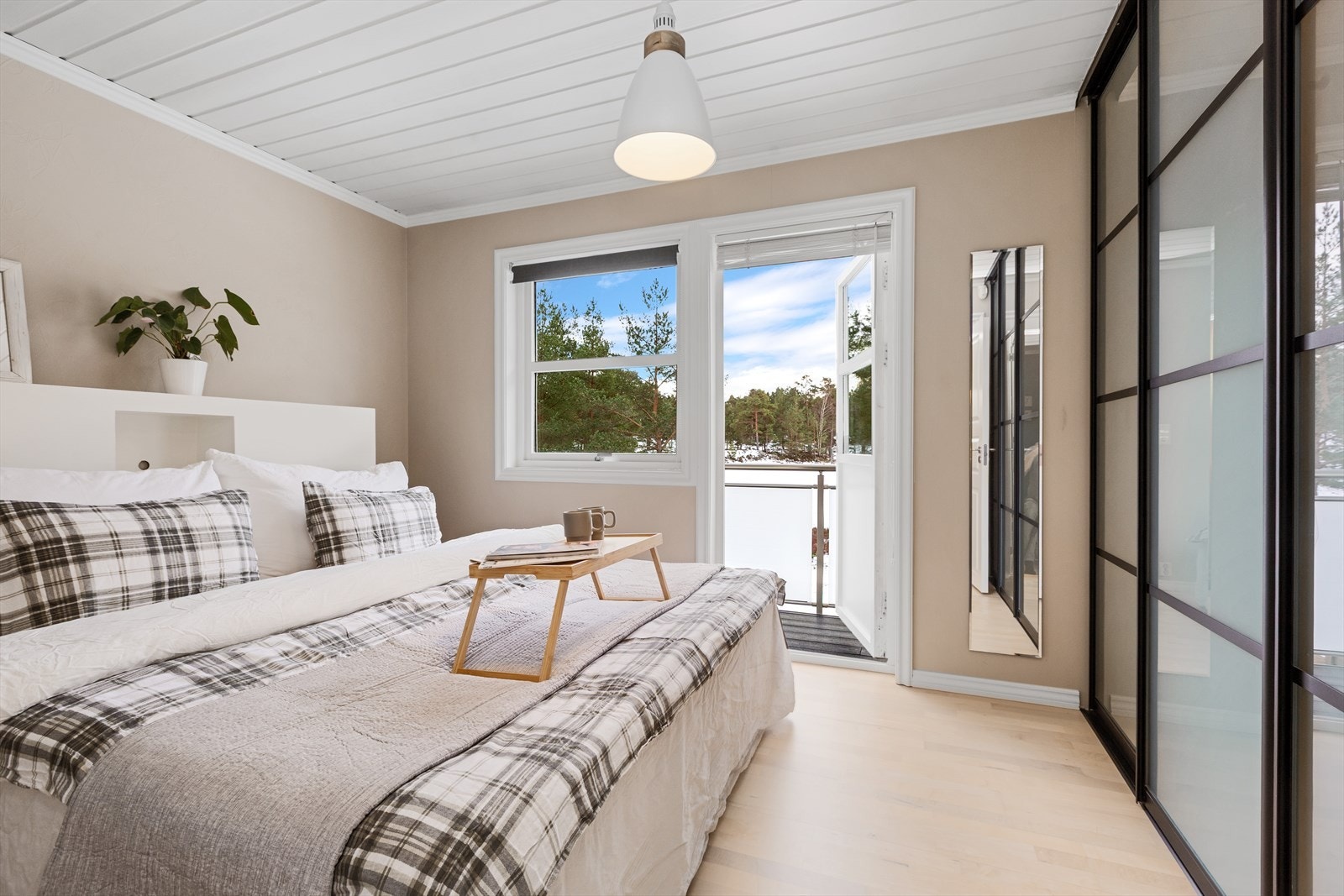 Hovedsoverommet med walk - in - closet og utgang til terrassen Galleribilde