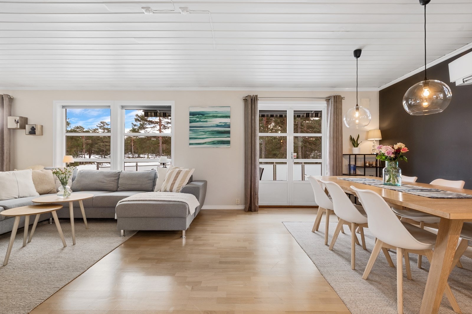 Fra stuen er det utgang til terrassen og hagen Galleribilde