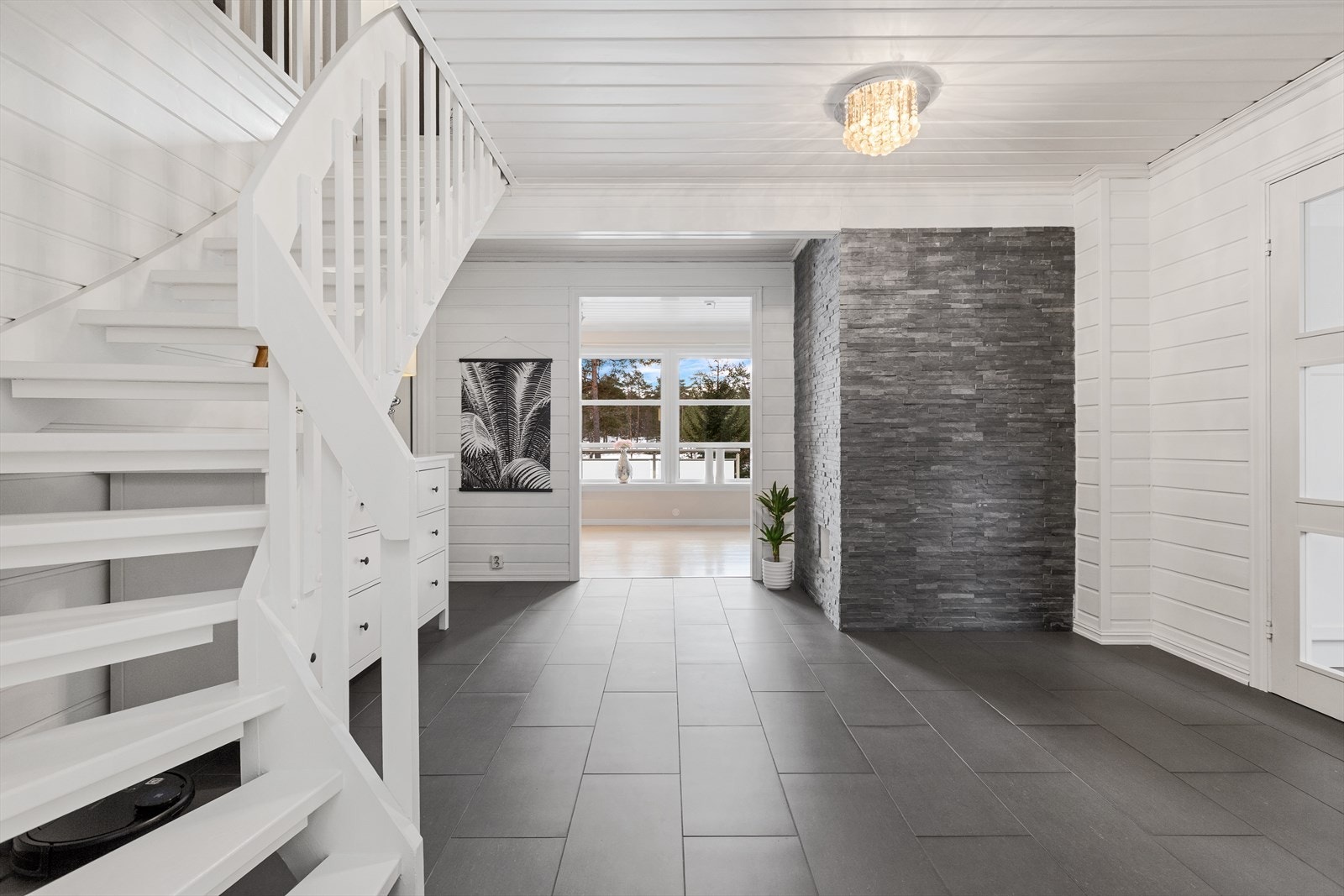 Hall med trapp til 2. etg. Galleribilde