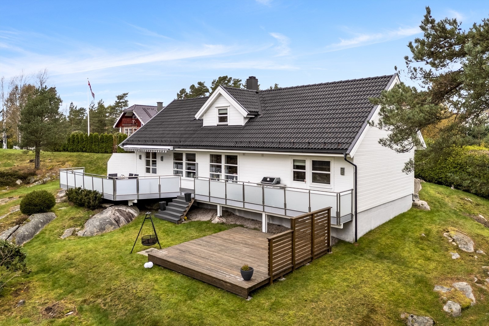 I tillegg til den store terrassen er det også opparbeidet en platting Galleribilde