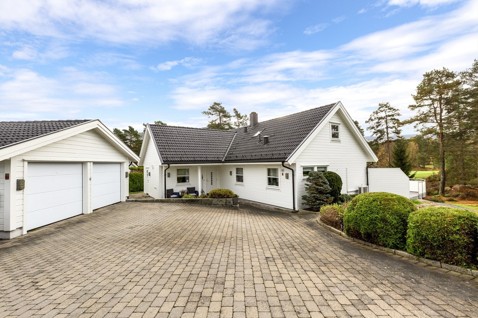 Steinlagt gårdsplass - dobbel garasje Galleribilde