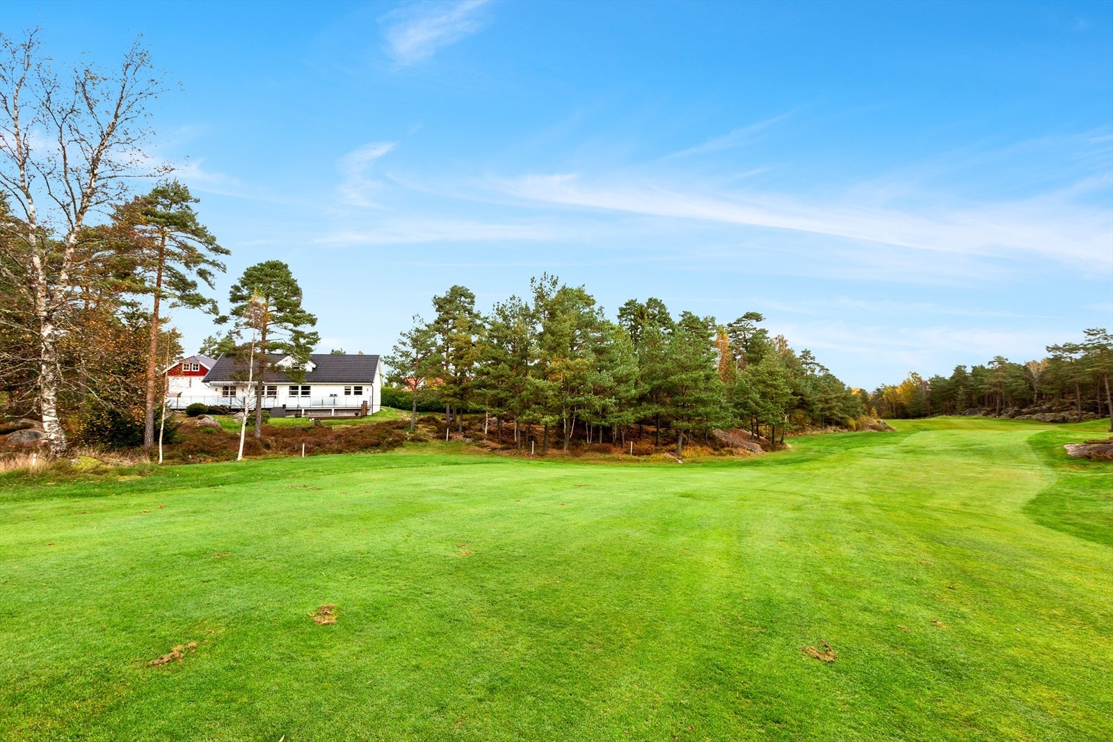 Eiendommen grenser mot golfbanen og friområdene Galleribilde