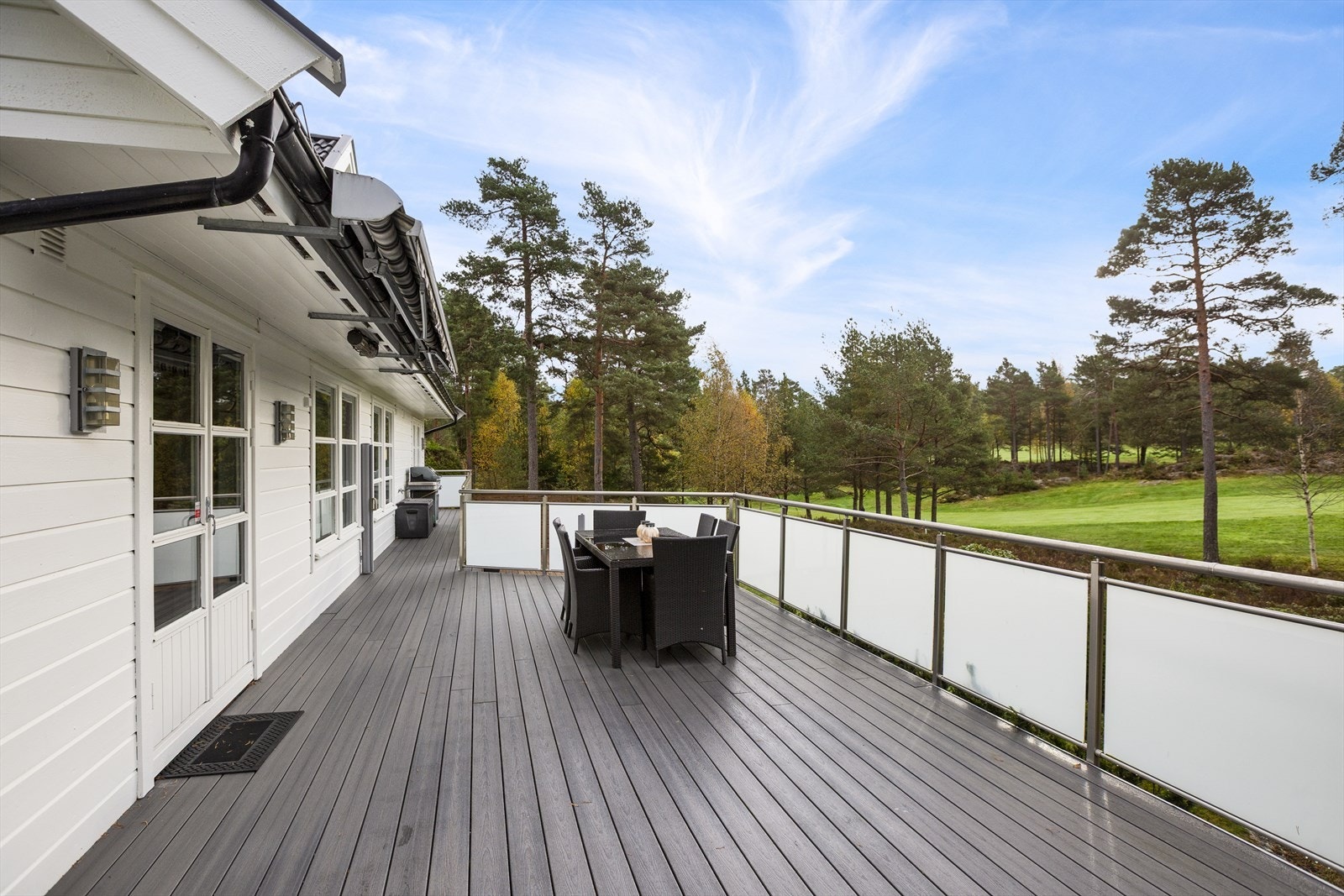 Stor terrasse med plass til mange gjester for de gode sommerdagene Galleribilde