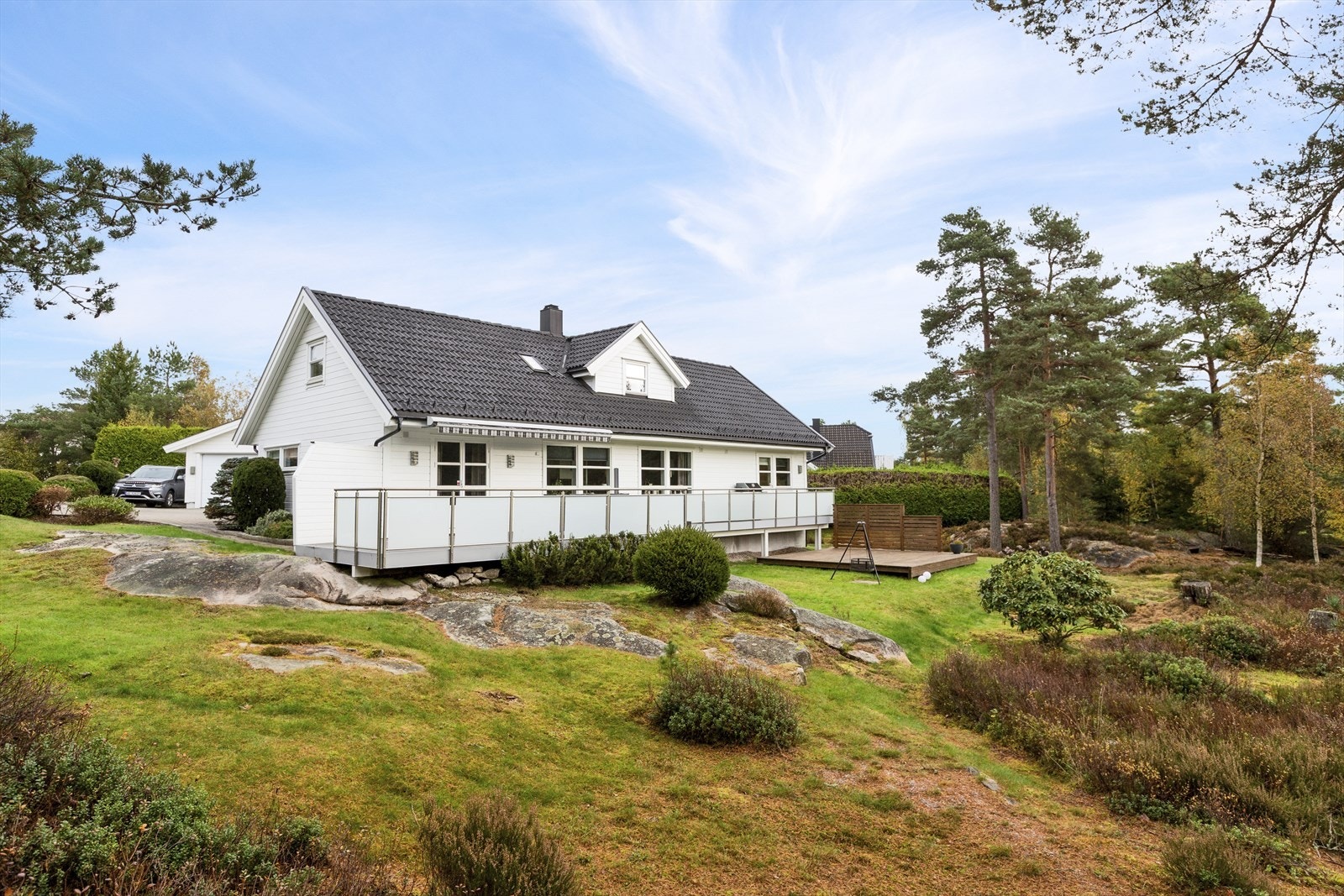 Store uteareler med terrasse og platting Galleribilde