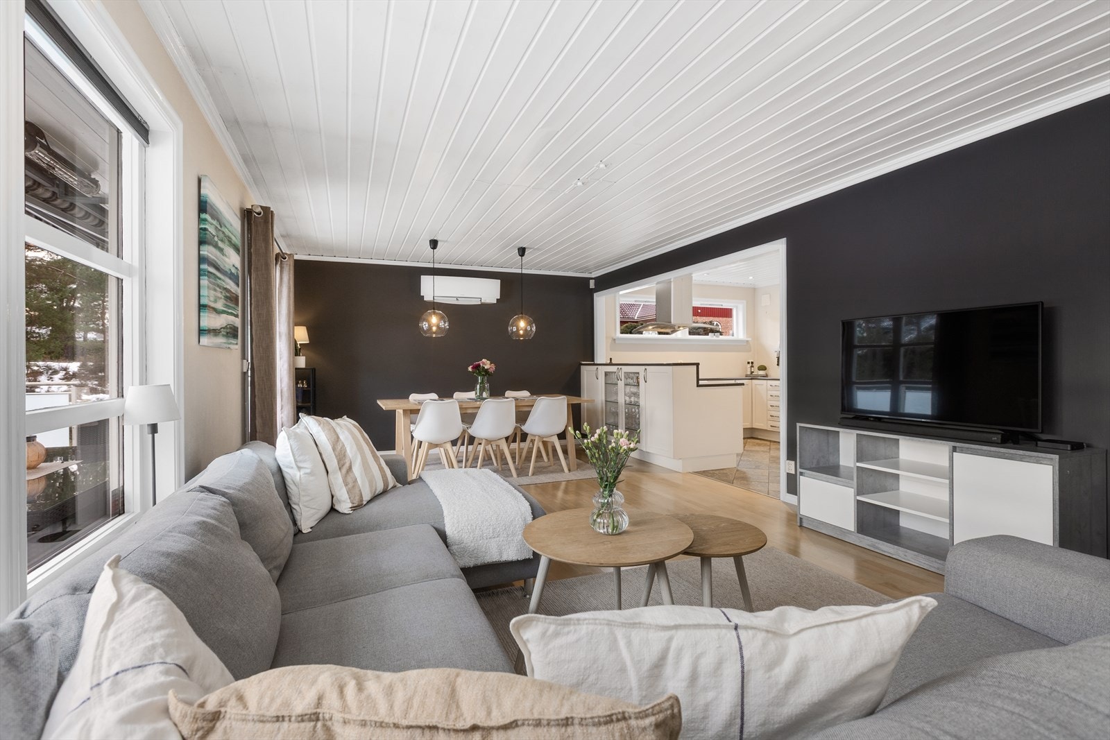 Det er etablert både varmepumpe og peisovn i stuen Galleribilde