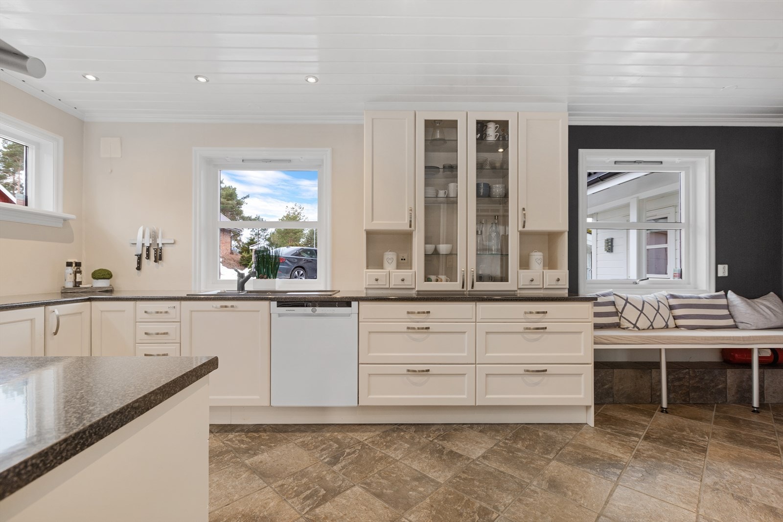 Omfangsrikt kjøkken som har rikelig med både skap- og benkeplass Galleribilde