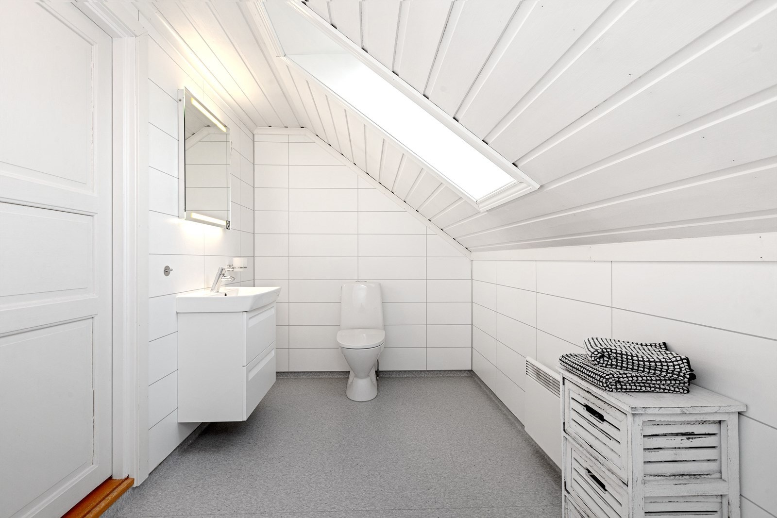 Badet i 2. etg- belegg på gulv og baderomsplater på vegg Galleribilde