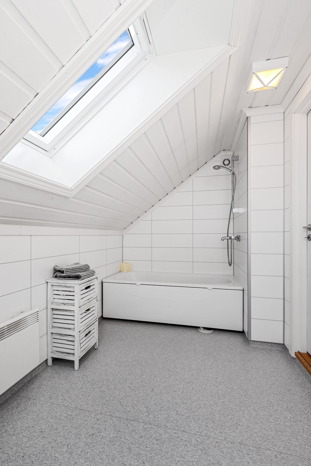 Badet i 2. etg har også installert badekar med dusj på vegg Galleribilde