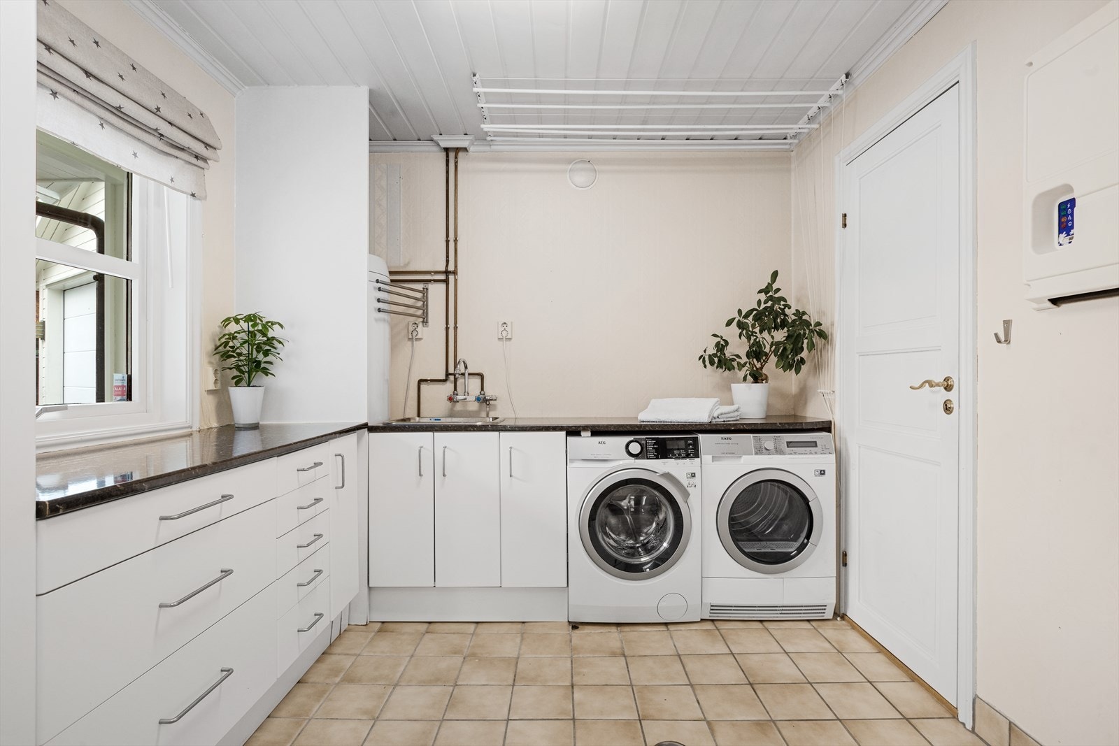 Vaskerommet- legg merke til praktisk vaskerommet er med masse skap- og benkplass Galleribilde