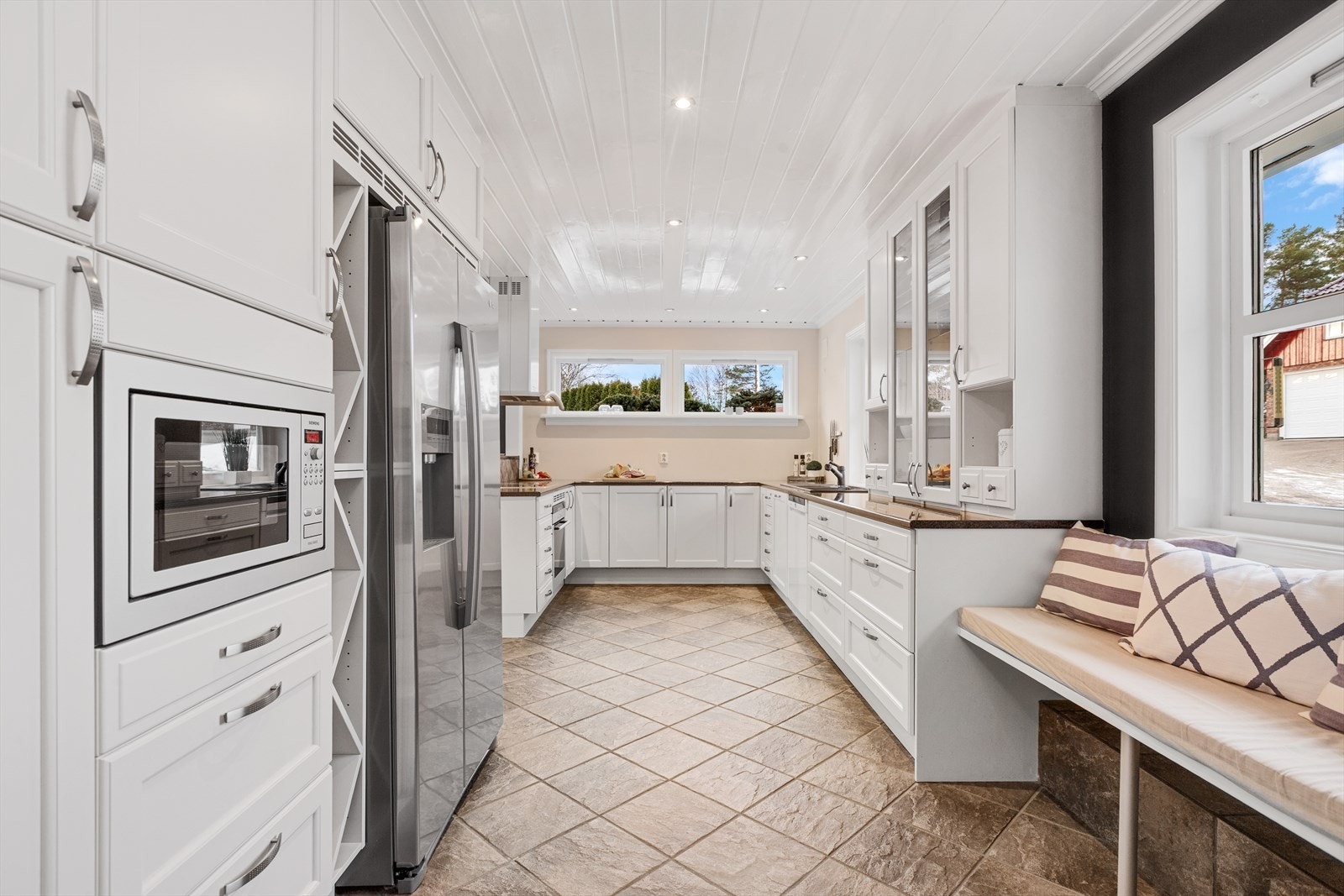 Integrerte hvitevarer og godt med dagslys på kjøkkenet Galleribilde