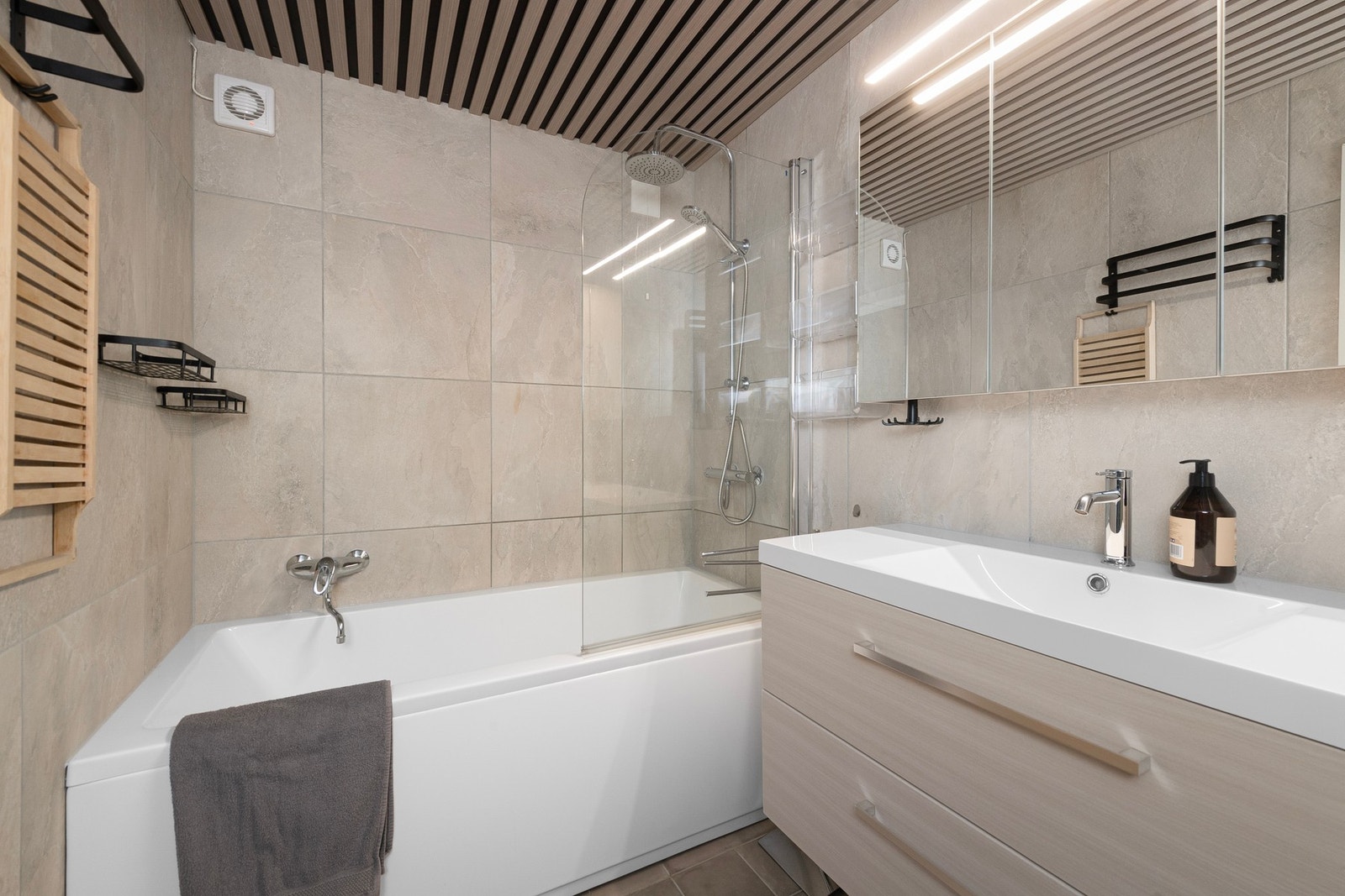 Delikat bad i 1. etasje. Badet var renovert i 2022, med flis på gulv og vegger. Galleribilde